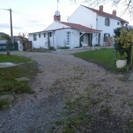 Rustique Avec Salle De Jeux Et Animaux En Campagne - Fr-1-426-336 Saint-Julien-des-Landes