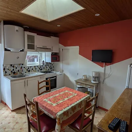 Rustique Avec Salle De Jeux Et Animaux En Campagne - Fr-1-426-336 * Saint-Julien-des-Landes