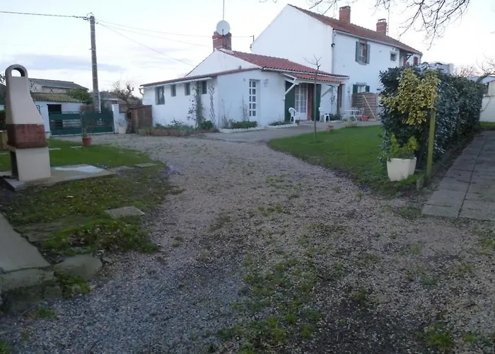 Rustique Avec Salle De Jeux Et Animaux En Campagne - Fr-1-426-336 Saint-Julien-des-Landes